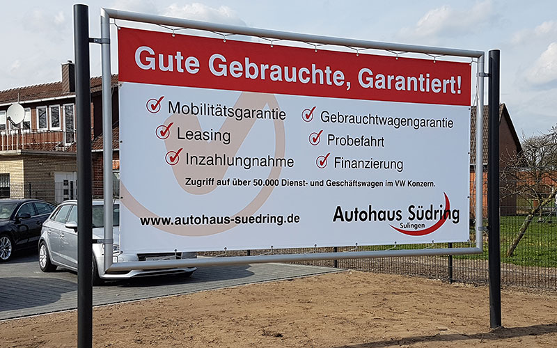 Standschild für Neuwagenplatz eines Autohauses