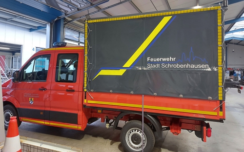 Planenaufbau eines Feuerwehrfahrzeugs 