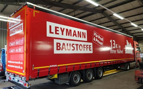 Planenauflieger von Leymann Baustoffe Planenauflieger von Leymann Baustoffe