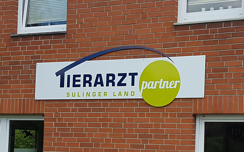 Konturgefrästes Schild für Tierärzte